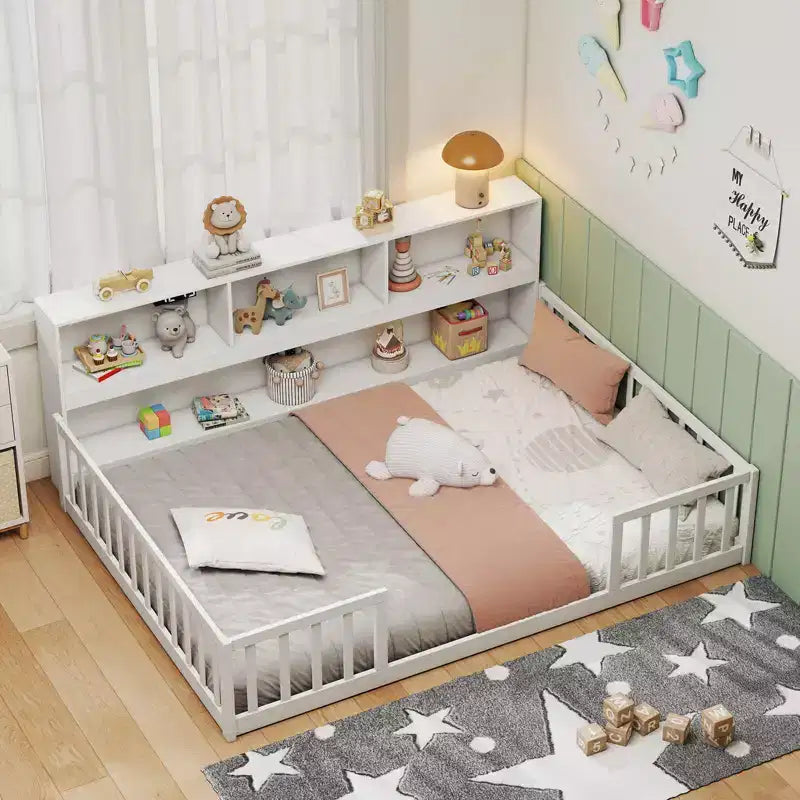 Łóżko podłogowe Montessori w rozmiarze Twin/Full z półkami na książki i miejsce do przechowywania oraz barierkami ochronnymi, białe/szare