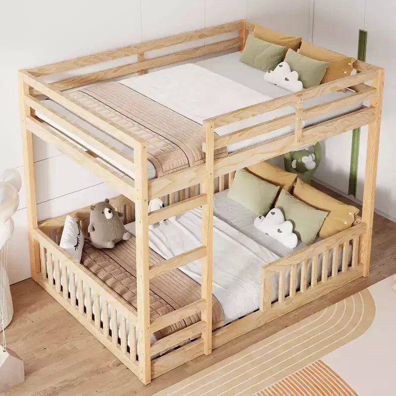 Etagenbett aus Holz, Doppelbett über Doppelbett, mit Leiter und Schutzgittern, niedriges Etagenbett in voller Größe mit Lattenrost
