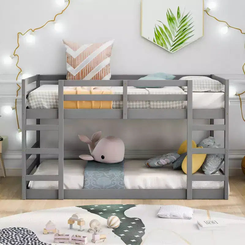 Niedriges Etagenbett, hölzernes Etagenbett mit Leiter, Etagenbett mit umlaufenden Schutzgittern