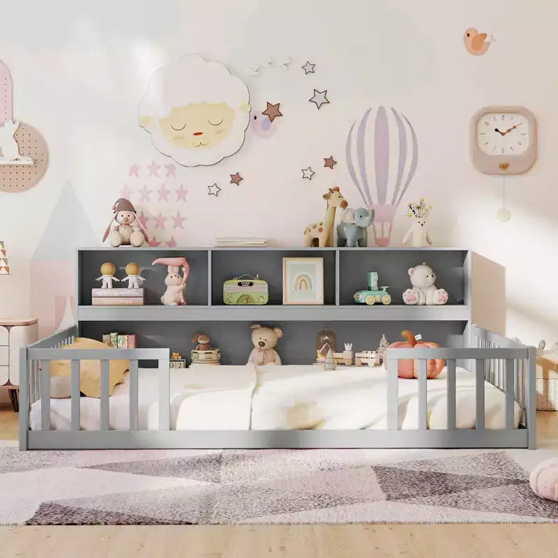 Łóżko podłogowe Montessori w rozmiarze Twin/Full z półkami na książki i miejsce do przechowywania oraz barierkami ochronnymi, białe/szare