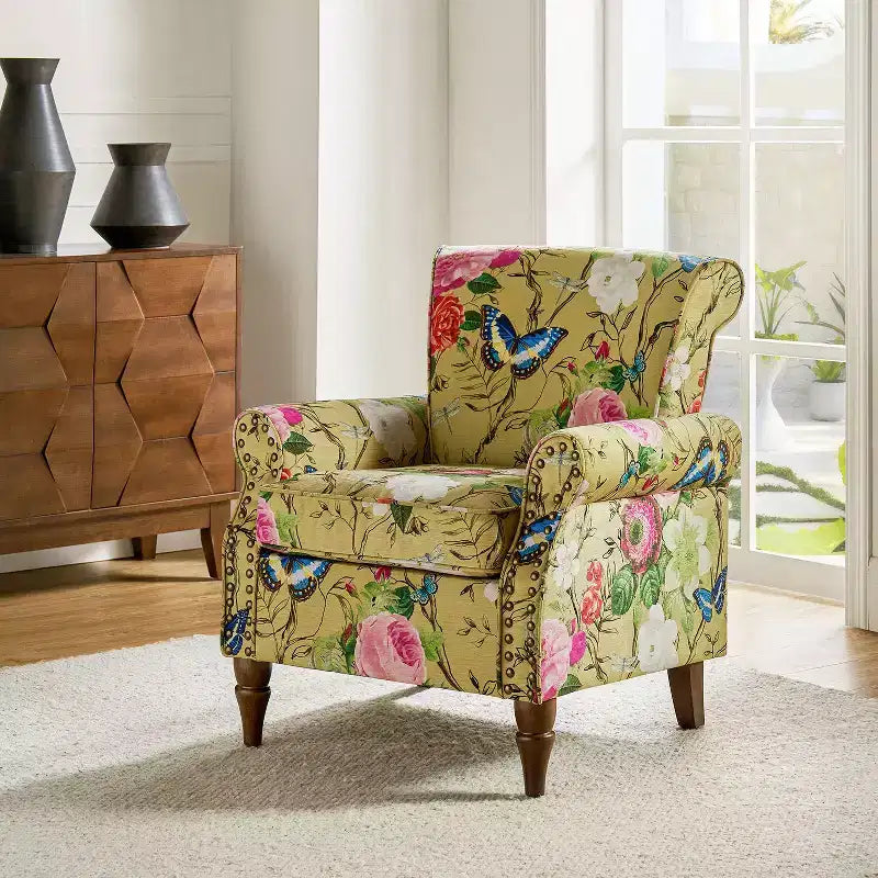Sillón floral tradicional Araceli con estructura de madera, tapizado, respaldo alto con alas y acabado de tachuelas| ART OF LIVING DESIGNS