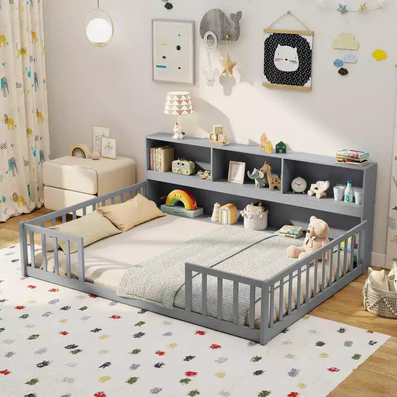 Łóżko podłogowe Montessori w rozmiarze Twin/Full z półkami na książki i miejsce do przechowywania oraz barierkami ochronnymi, białe/szare