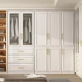 Armoire-penderie modulaire blanche luxueuse Famapy avec ferrures dorées : portes à panneaux et design à portes mixtes  Dressing élégant et personnalisé pour chambres