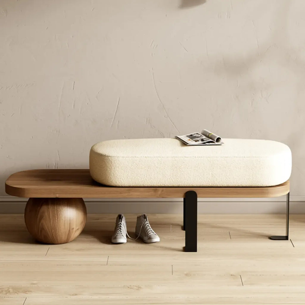 Moderne korte houten bank met beige bekleding