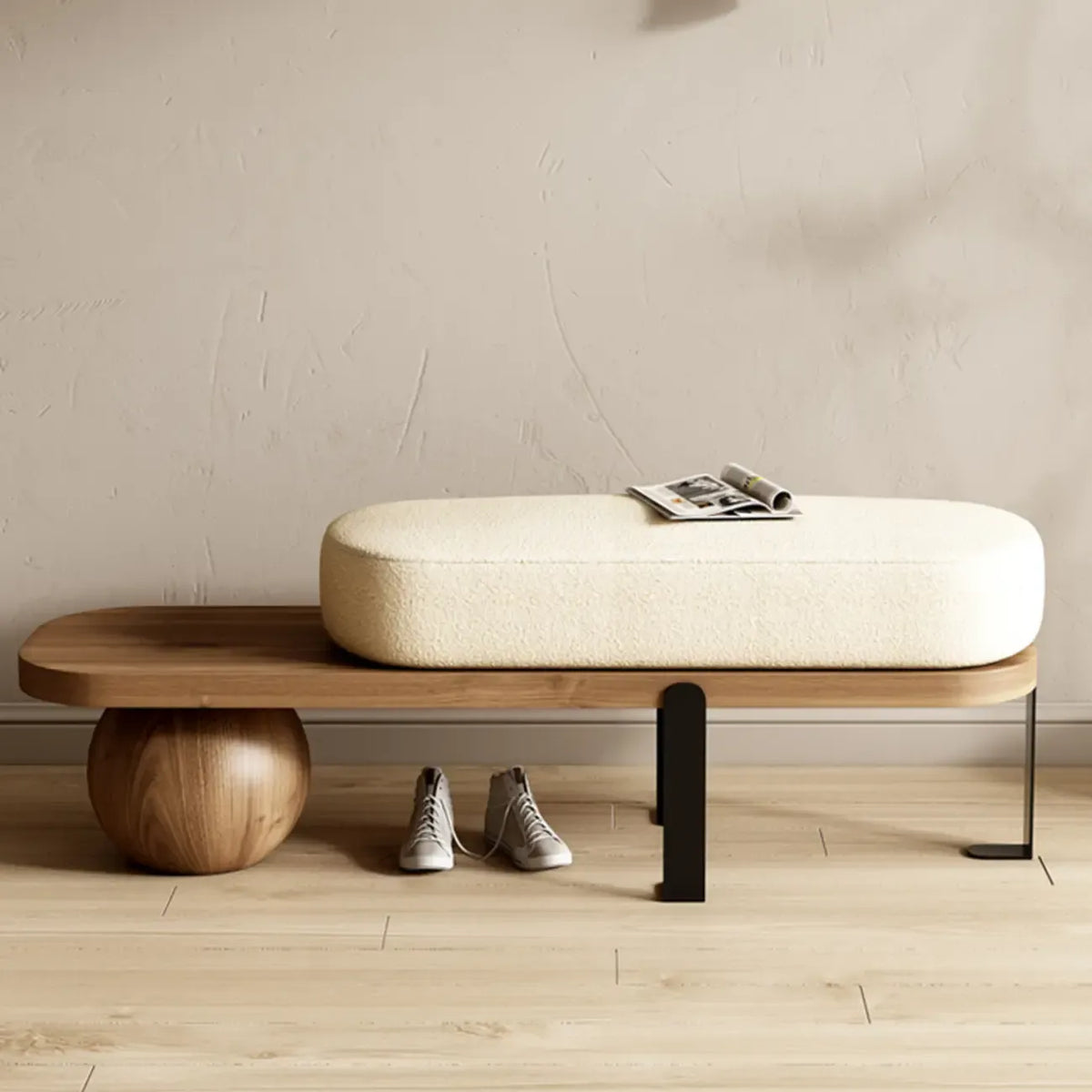 Moderne korte houten bank met beige bekleding