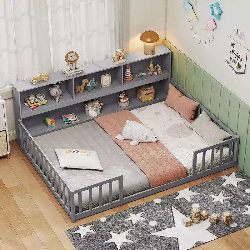 Łóżko podłogowe Montessori w rozmiarze Twin/Full z półkami na książki i miejsce do przechowywania oraz barierkami ochronnymi, białe/szare