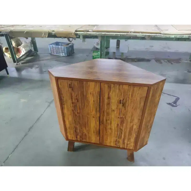 Eckschrank mit verstellbarem Regal, dreistöckiger industrieller Holzecktisch mit Türen, dreieckiger Beistelltisch für Wohnzimmer und Küche