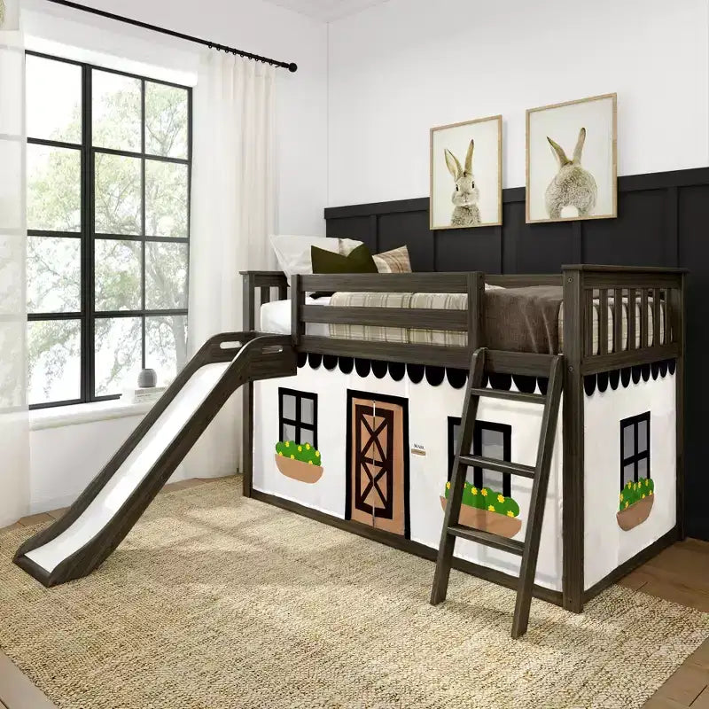 Lit superposé bas une place sur une autre avec toboggan facile à utiliser et rideau de ferme noir et blanc