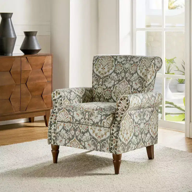 Sillón floral tradicional Araceli con estructura de madera, tapizado, respaldo alto con alas y acabado de tachuelas| ART OF LIVING DESIGNS