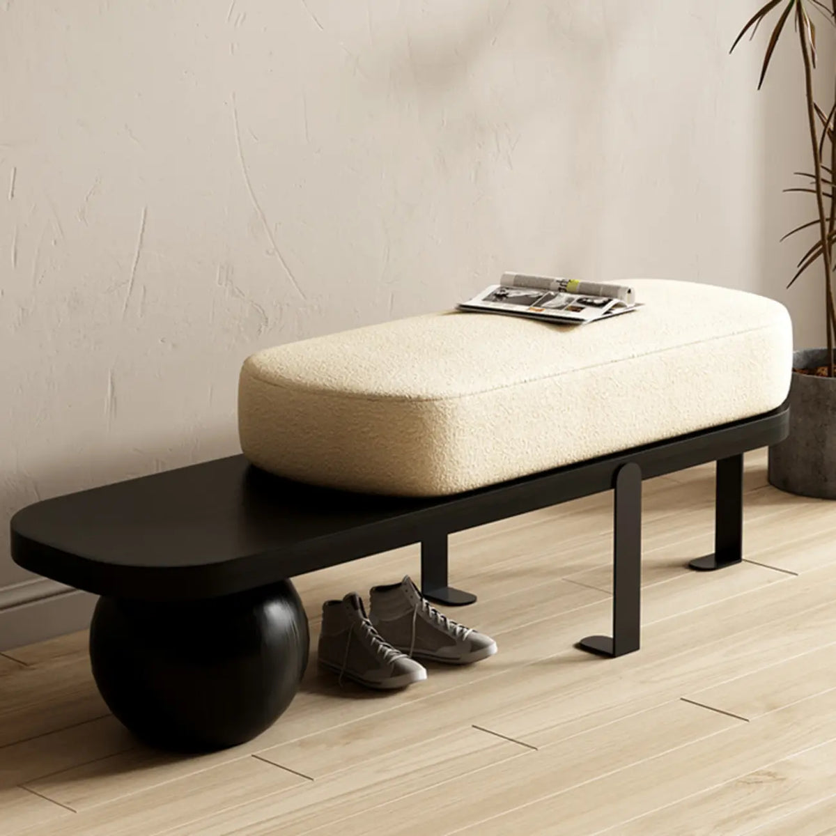 Moderne korte houten bank met beige bekleding
