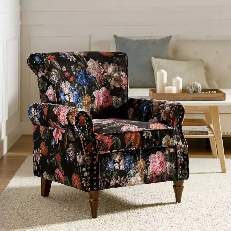 Sillón floral tradicional Araceli con estructura de madera, tapizado, respaldo alto con alas y acabado de tachuelas| ART OF LIVING DESIGNS