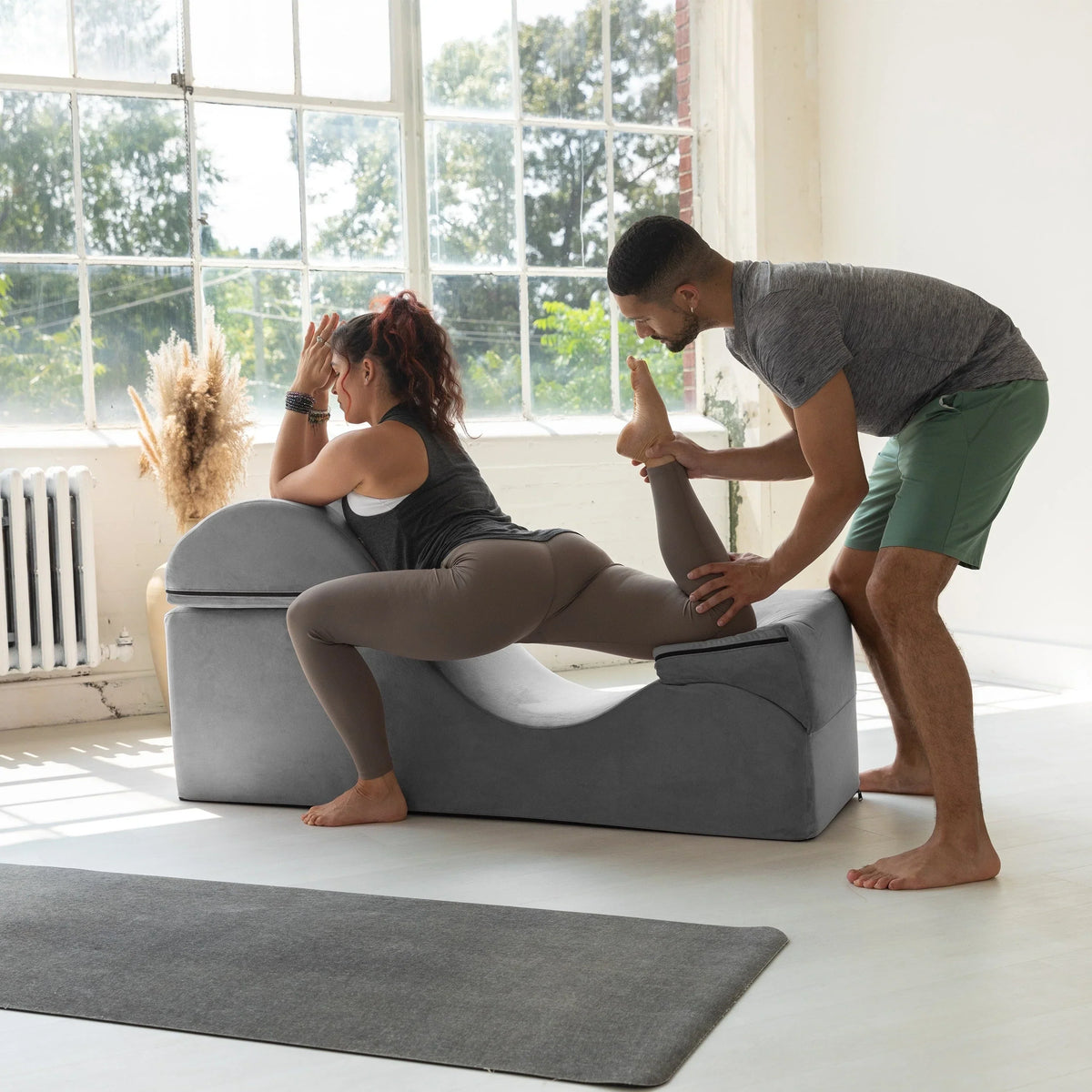 Avana Kami converteerbare chaise longue / yoga en massage - 2-in-1 hocker met verborgen uitklapbare yogastoel, microvelours - N/A
