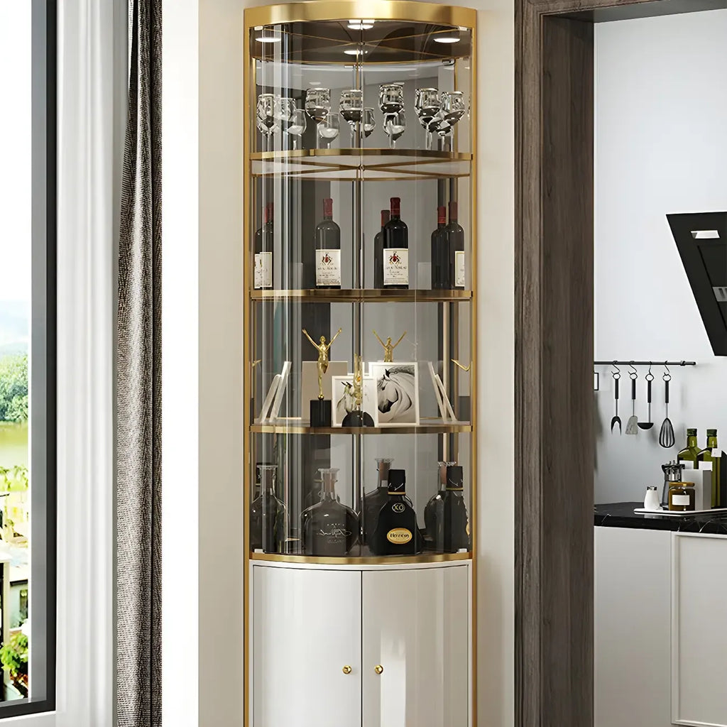 Glamouröser, glänzender Vitrinenschrank aus Glas und goldfarbenem Metall mit abgerundeter Ecke