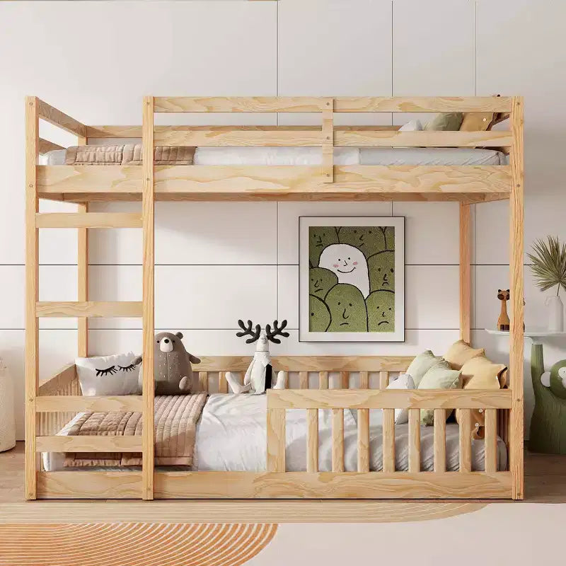 Etagenbett aus Holz, Doppelbett über Doppelbett, mit Leiter und Schutzgittern, niedriges Etagenbett in voller Größe mit Lattenrost