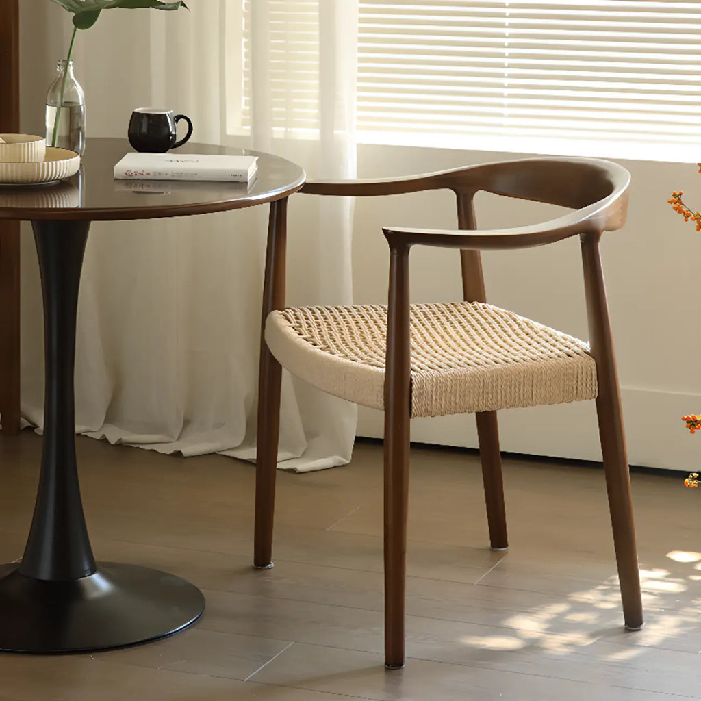 Chaise de salle à manger scandinave avec structure en bois courbé, assise tressée et accoudoirs