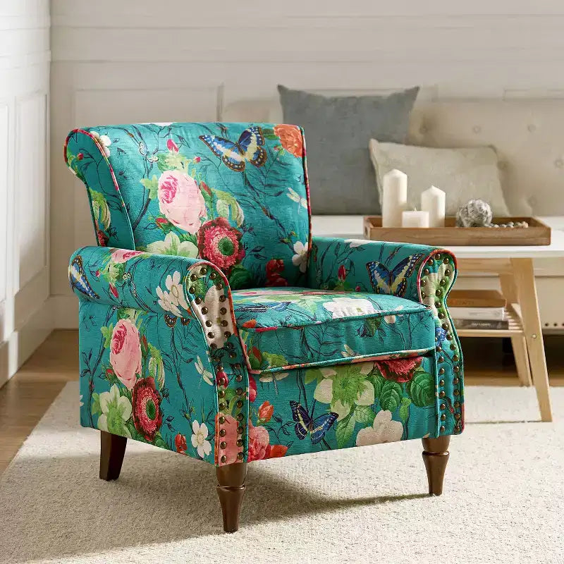 Sillón floral tradicional Araceli con estructura de madera, tapizado, respaldo alto con alas y acabado de tachuelas| ART OF LIVING DESIGNS