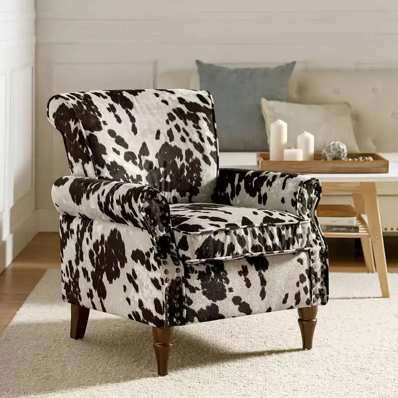 Sillón floral tradicional Araceli con estructura de madera, tapizado, respaldo alto con alas y acabado de tachuelas| ART OF LIVING DESIGNS