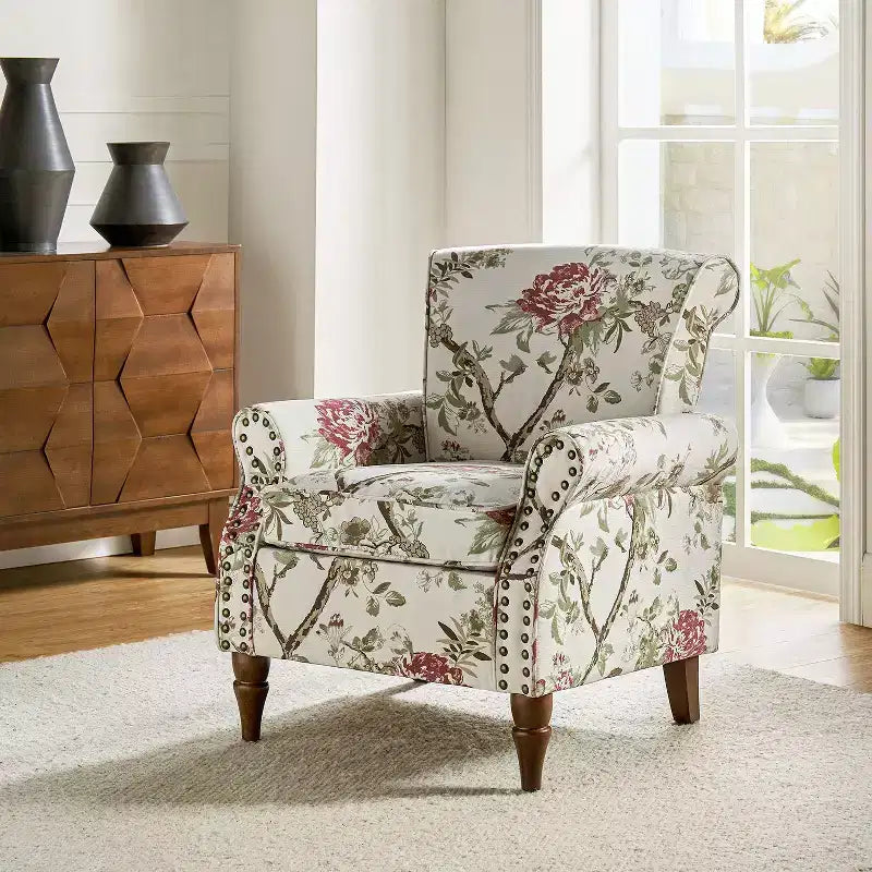 Sillón floral tradicional Araceli con estructura de madera, tapizado, respaldo alto con alas y acabado de tachuelas| ART OF LIVING DESIGNS