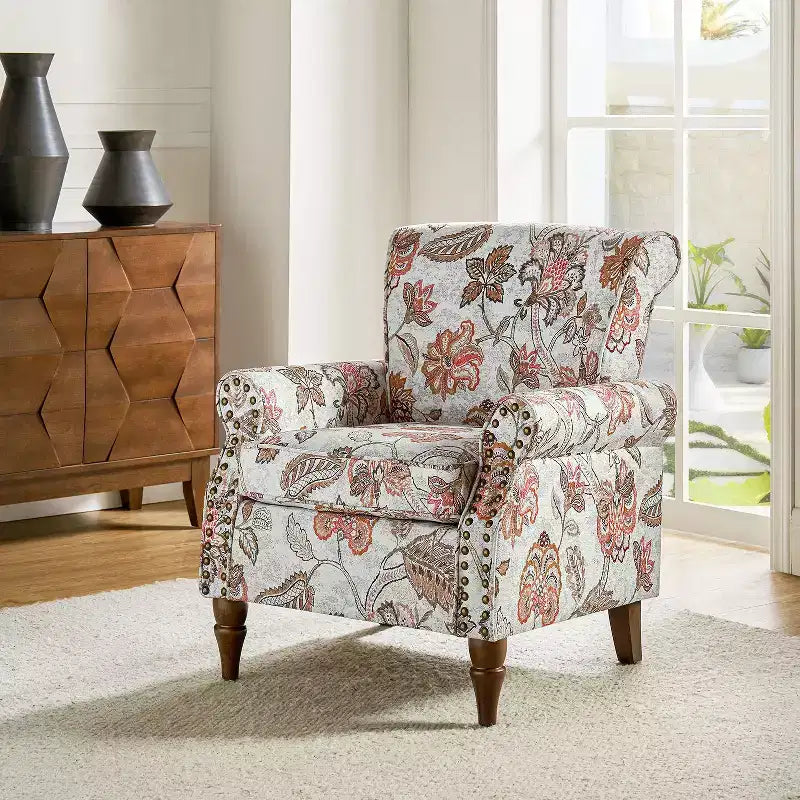 Sillón floral tradicional Araceli con estructura de madera, tapizado, respaldo alto con alas y acabado de tachuelas| ART OF LIVING DESIGNS
