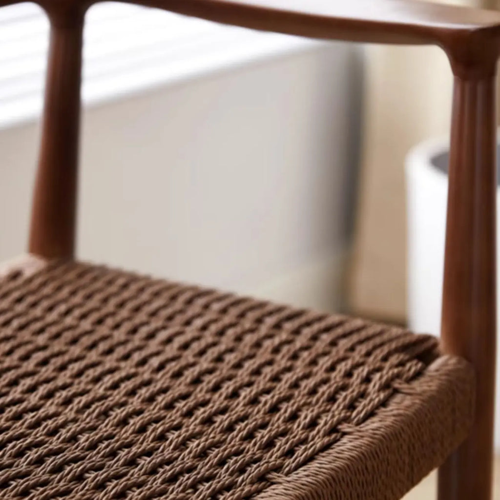 Chaise de salle à manger scandinave avec structure en bois courbé, assise tressée et accoudoirs