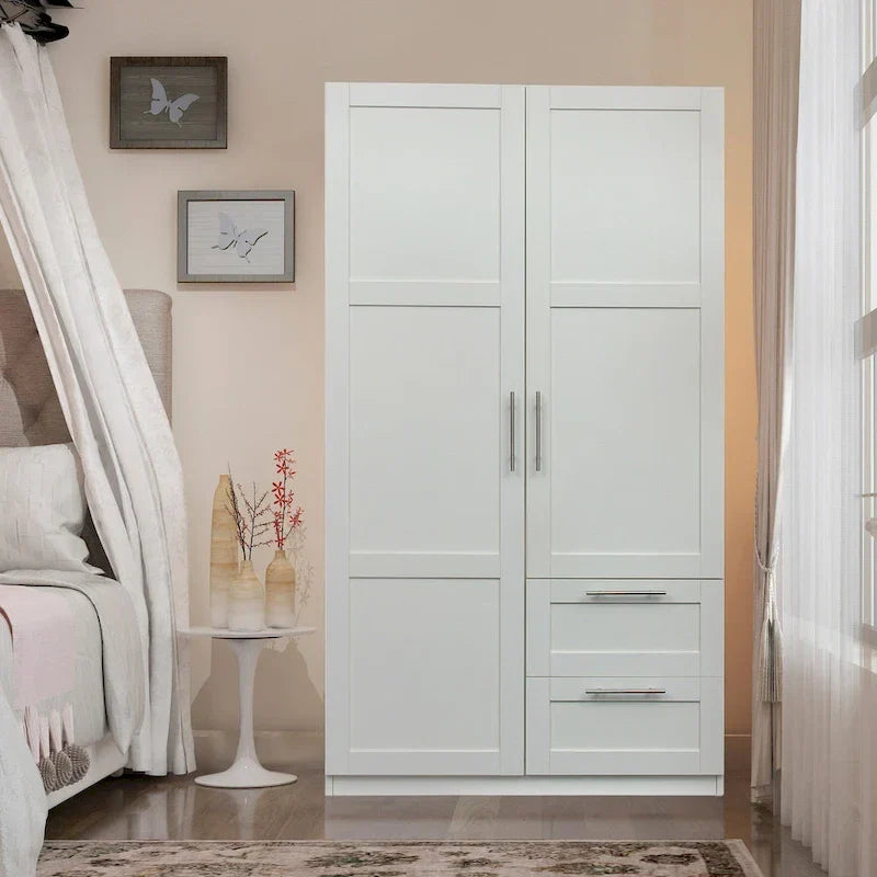 Weißer Kleiderschrank aus Holz mit Türen, Schubladen und Kleiderstange