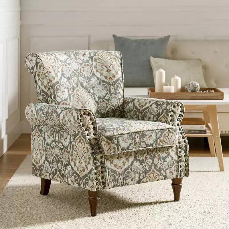 Sillón floral tradicional Araceli con estructura de madera, tapizado, respaldo alto con alas y acabado de tachuelas| ART OF LIVING DESIGNS