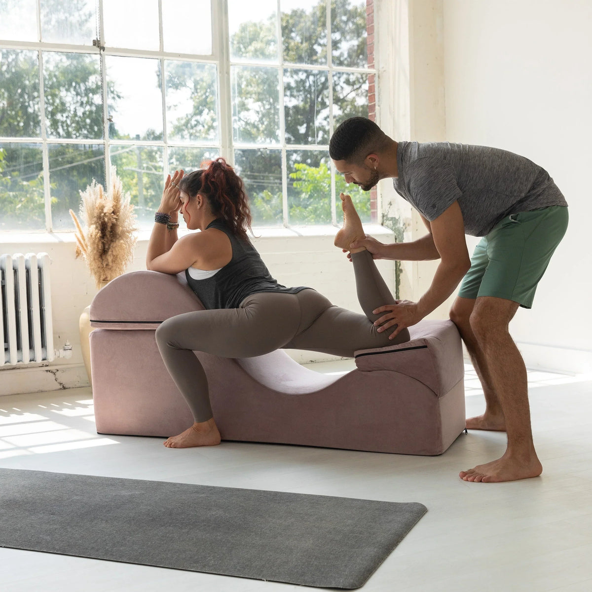 Avana Kami converteerbare chaise longue / yoga en massage - 2-in-1 hocker met verborgen uitklapbare yogastoel, microvelours - N/A
