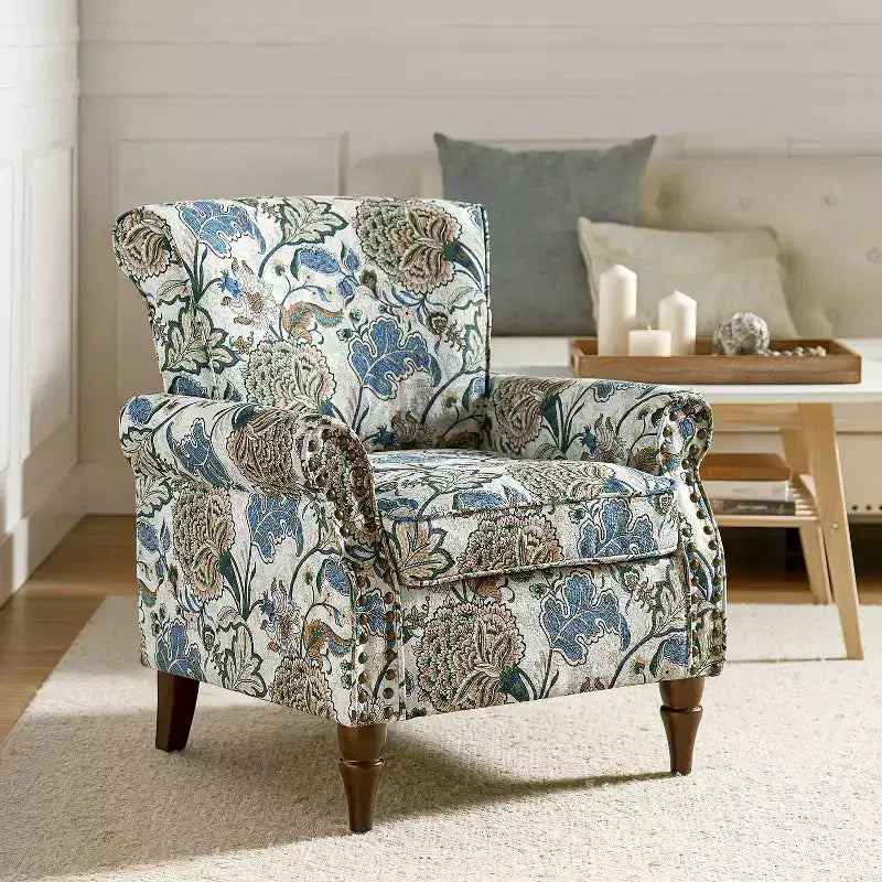 Sillón floral tradicional Araceli con estructura de madera, tapizado, respaldo alto con alas y acabado de tachuelas| ART OF LIVING DESIGNS