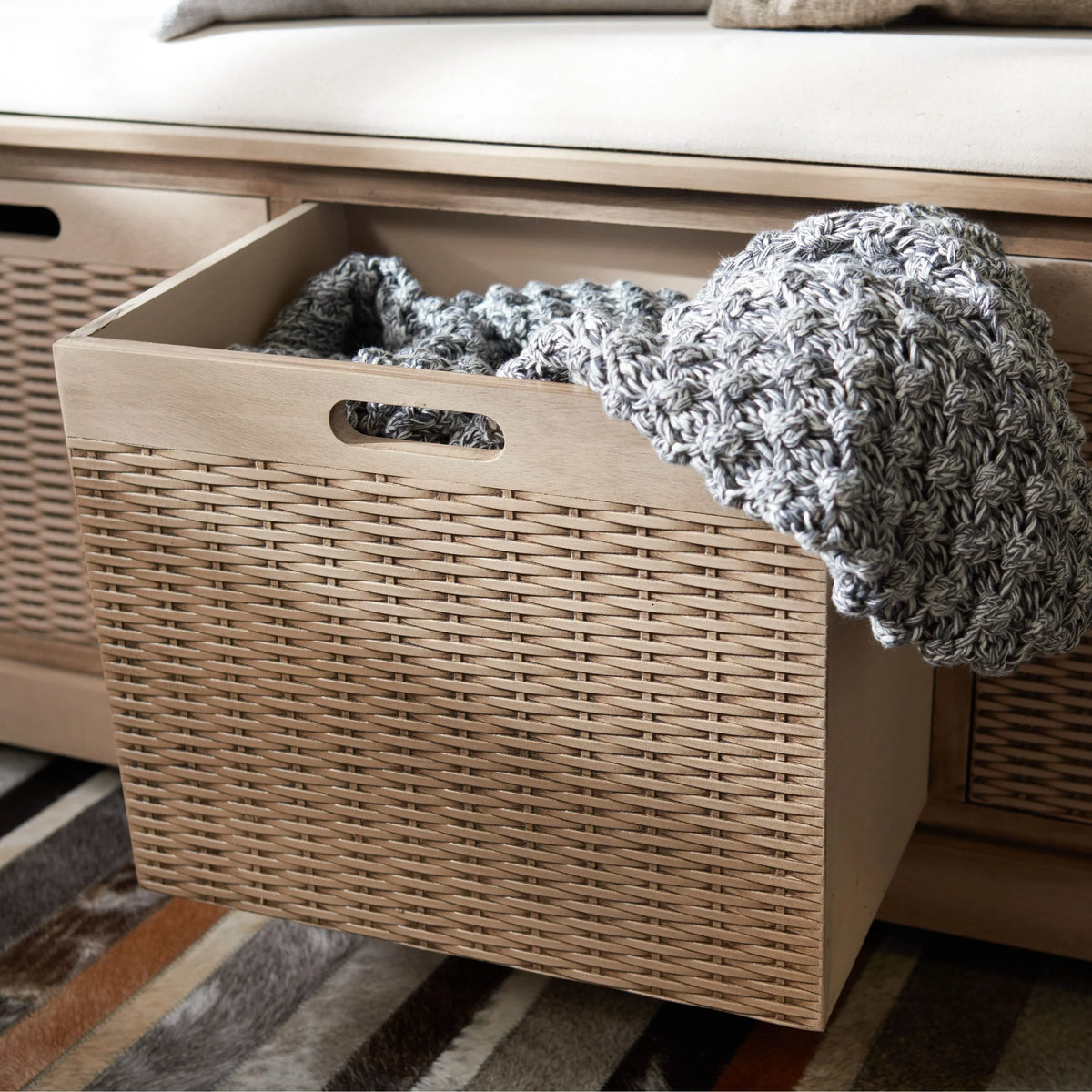 SAFAVIEH Fiorello minderli, 3 çekmeceli depolama pufu - 47.3 W x 15 L x 19 H - 47Wx15Dx19H