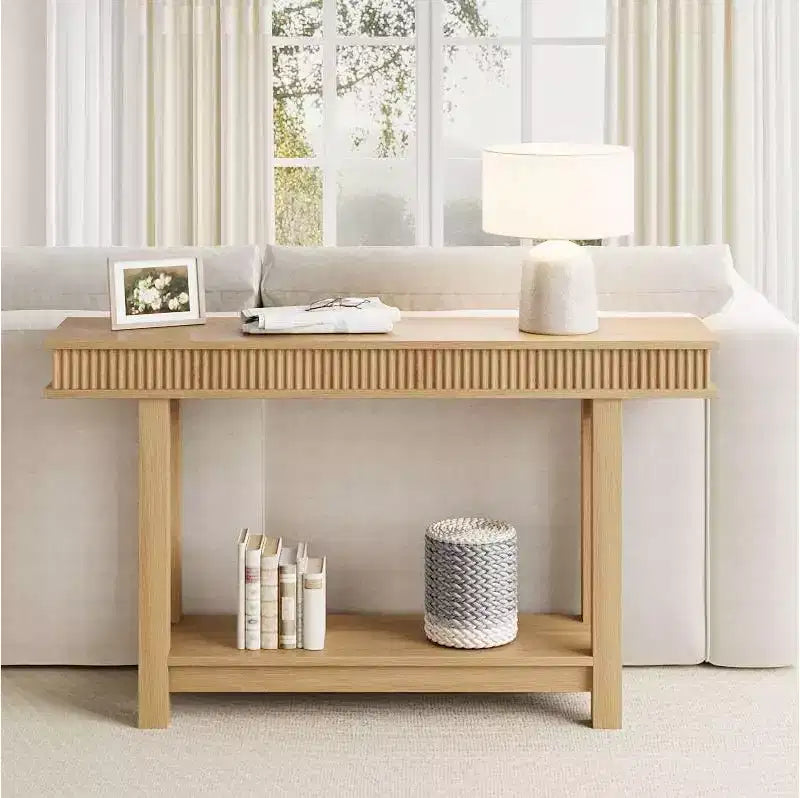 Geribbelde houten consoletafel in landelijke stijl, 2 niveaus met plankopbergruimte, rechthoekige smalle haltafel achter de bank voor hal, gang of woonkamer