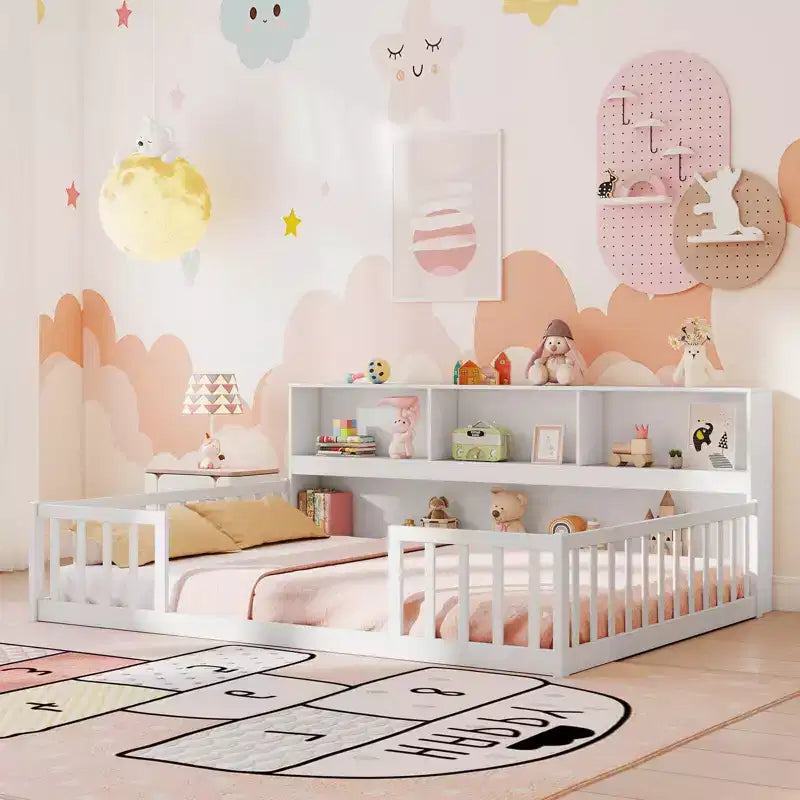 Łóżko podłogowe Montessori w rozmiarze Twin/Full z półkami na książki i miejsce do przechowywania oraz barierkami ochronnymi, białe/szare