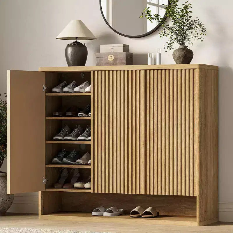 Schoenenkast met gecanneleerde deur en verstelbare planken voor de entree en woonkamer