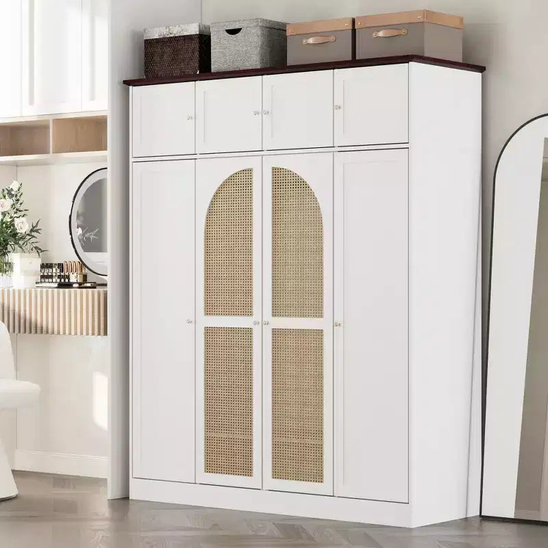 70,87 hoge ruime kledingkast met 8 deuren, kledingroede, verstelbare planken en decoratieve rotandeuren
