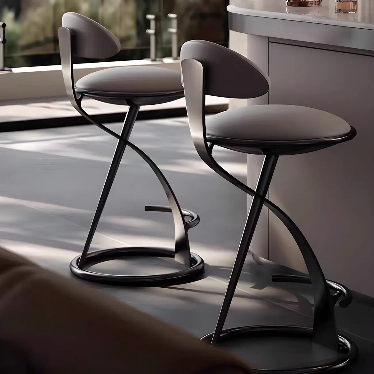 Luxe barkruk met strak beige leer en een goudkleurig metalen frame