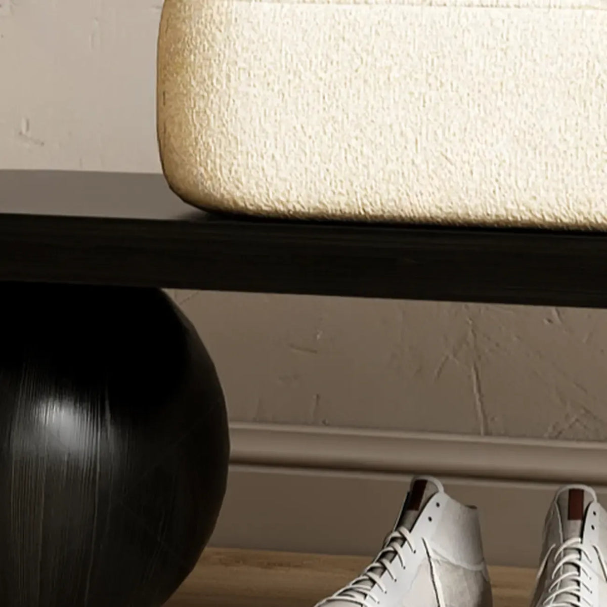 Moderne korte houten bank met beige bekleding