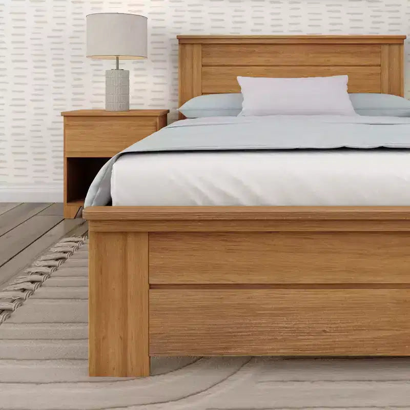 Plank+Beam vidéki stílusú franciaágykeret fejtámlával, tömörfa platformágy
