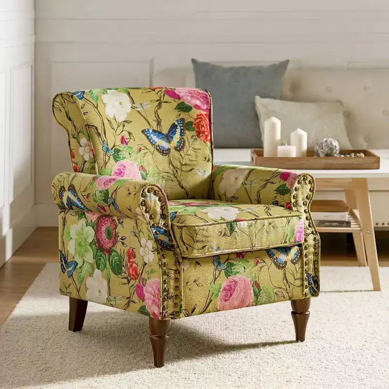 Sillón floral tradicional Araceli con estructura de madera, tapizado, respaldo alto con alas y acabado de tachuelas| ART OF LIVING DESIGNS