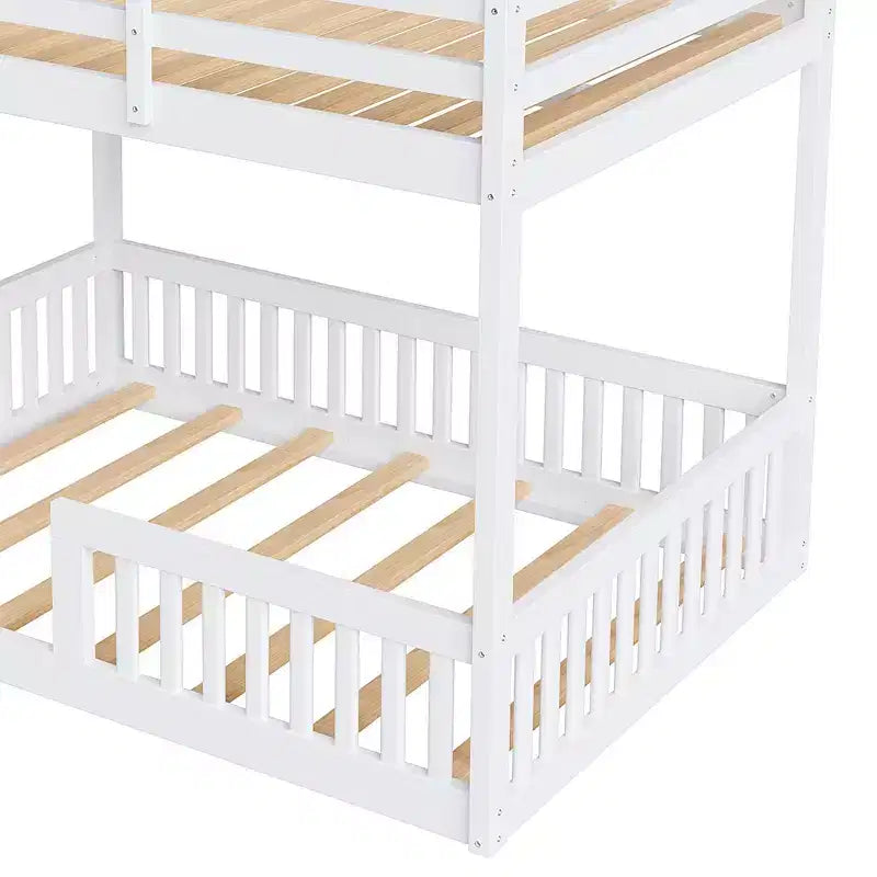 Etagenbett aus Holz, Doppelbett über Doppelbett, mit Leiter und Schutzgittern, niedriges Etagenbett in voller Größe mit Lattenrost