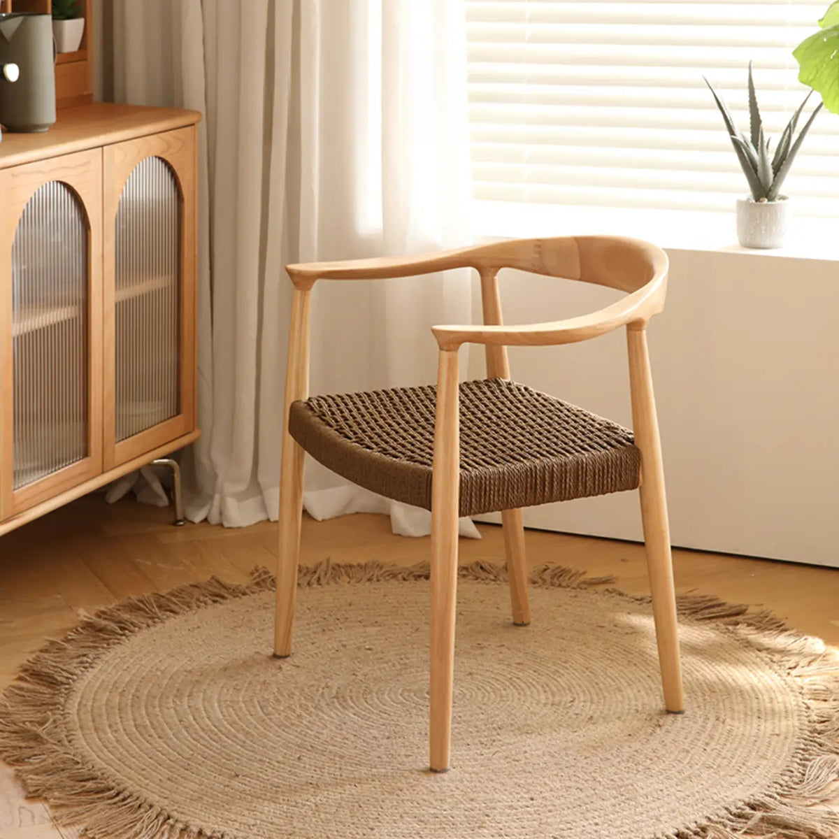 Chaise de salle à manger scandinave avec structure en bois courbé, assise tressée et accoudoirs