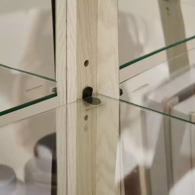 Eck-Vitrinenschrank mit Glastüren und Einlegeböden, Eckvitrine für das Wohnzimmer