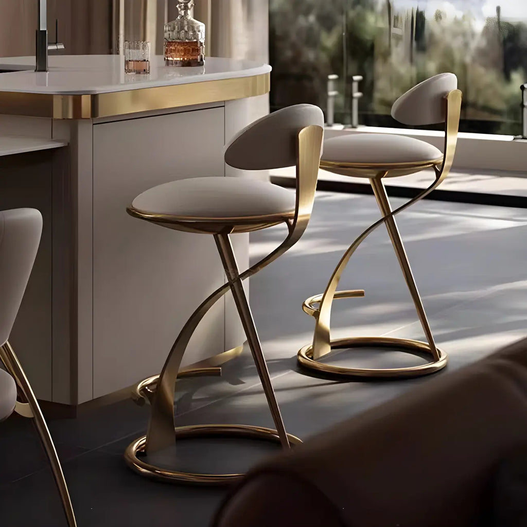 Luxe barkruk met strak beige leer en een goudkleurig metalen frame