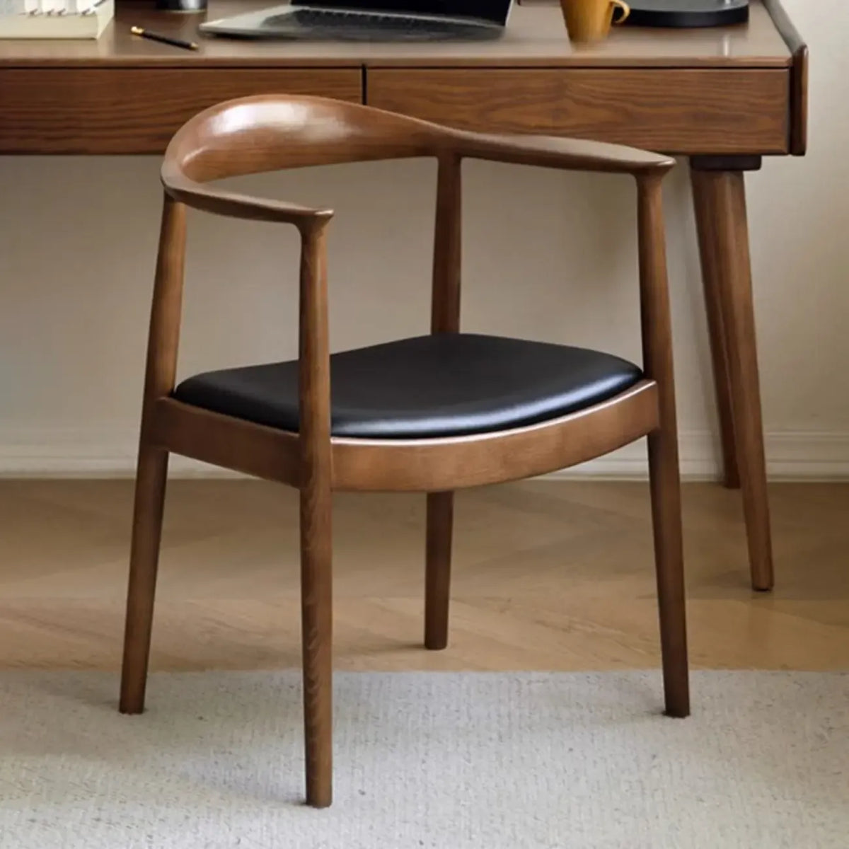 Chaise de salle à manger scandinave avec structure en bois courbé, assise tressée et accoudoirs