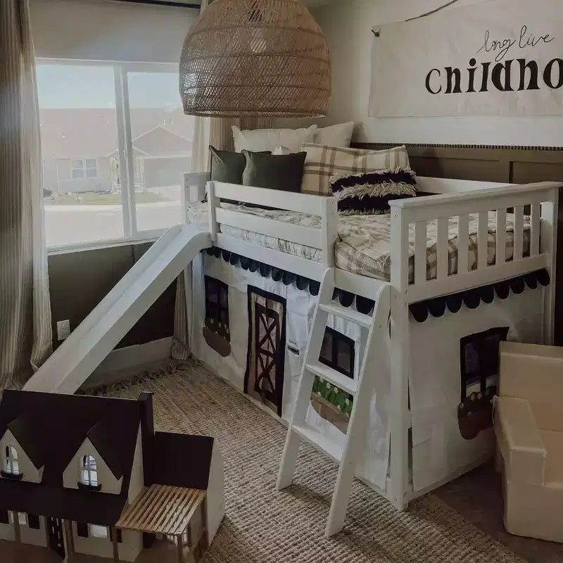 Lit superposé bas une place sur une autre avec toboggan facile à utiliser et rideau de ferme noir et blanc