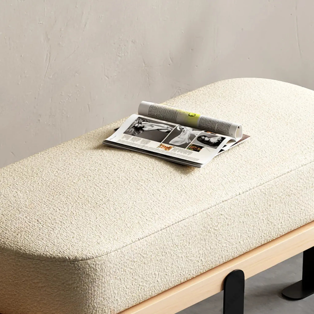 Moderne korte houten bank met beige bekleding
