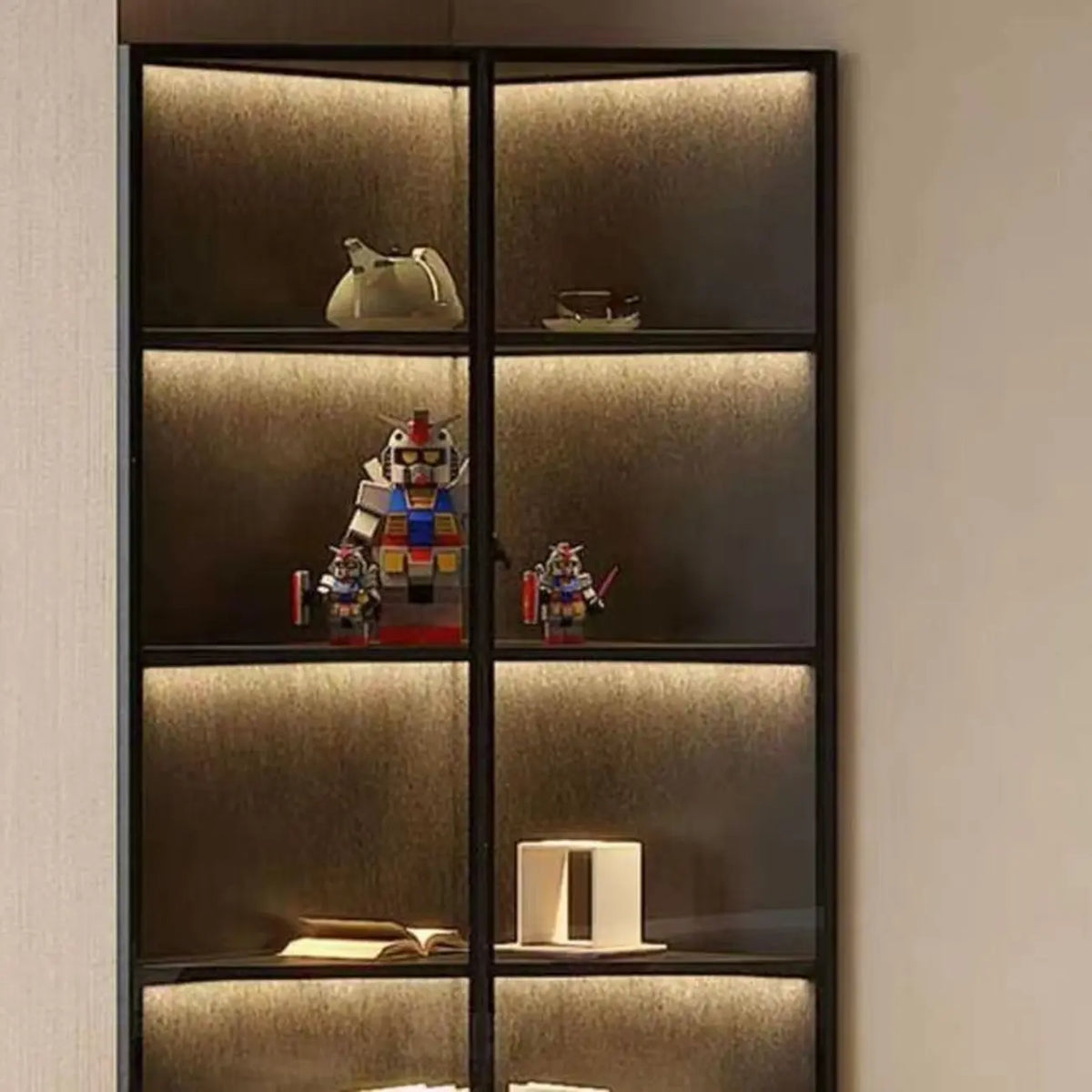 Moderner grauer Eckvitrinenschrank aus Metall und Holz mit Glastür