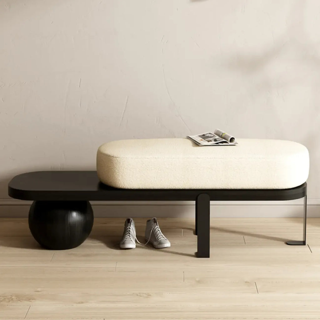 Moderne korte houten bank met beige bekleding