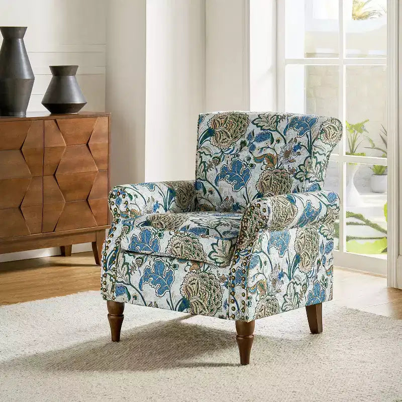 Sillón floral tradicional Araceli con estructura de madera, tapizado, respaldo alto con alas y acabado de tachuelas| ART OF LIVING DESIGNS