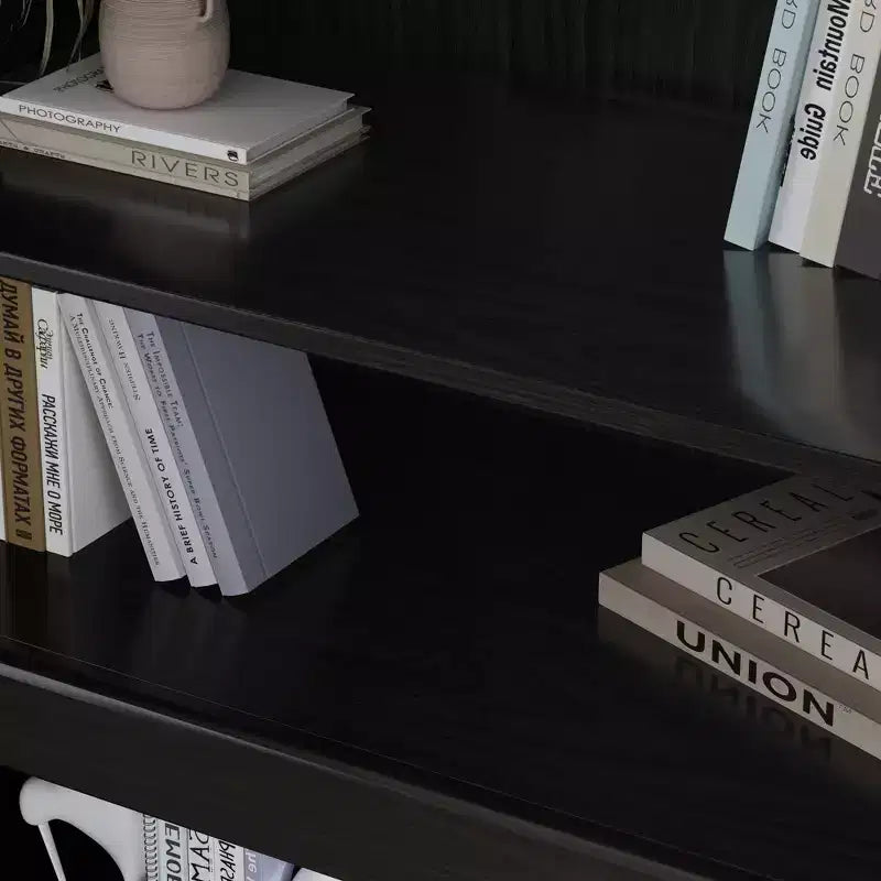 Credenza decorativa nera in vimini effetto legno alta 62 cm con anta e 12 ripiani