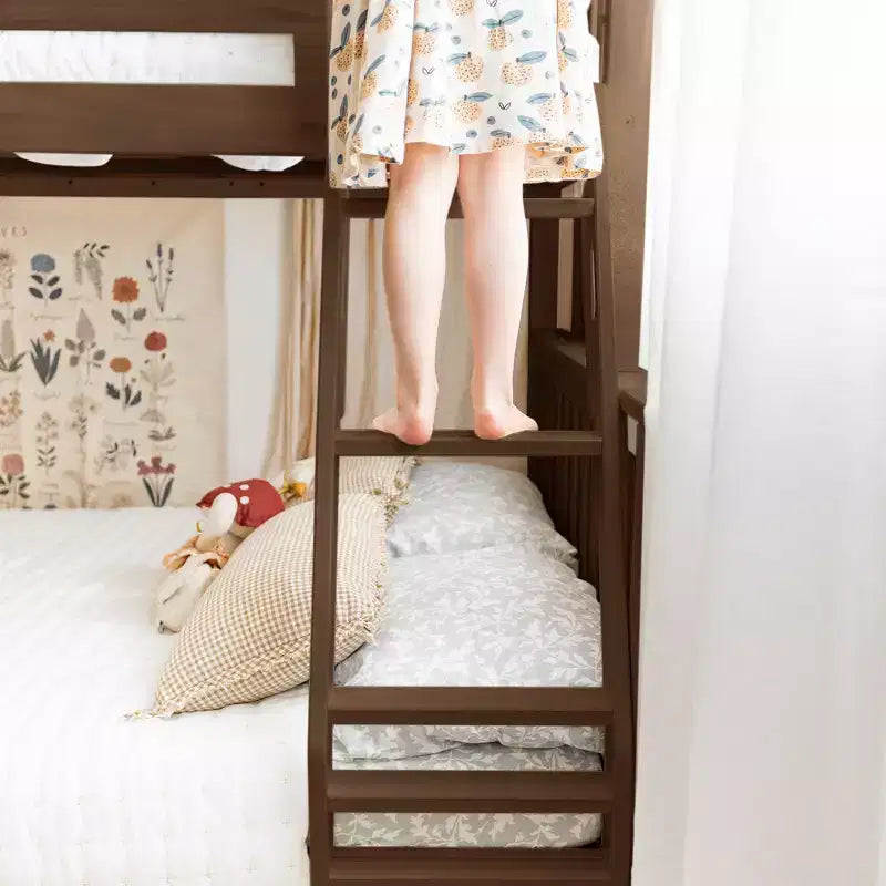 Max & Lily stapelbed van massief hout, eenpersoonsbed boven een twijfelaar met uitschuifbaar opbergladebed en ladder voor kinderen
