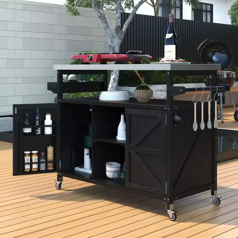 Îlot de cuisine extérieur Okak avec plateau en acier inoxydable, desserte de cuisine en bois avec portes, étagères et porte-épices, îlot de cuisine à roulettes